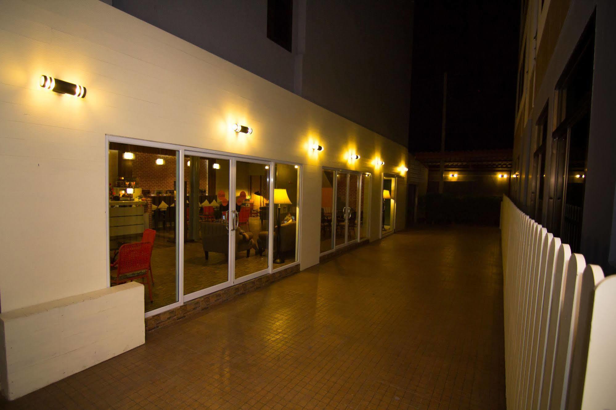 Prajaktra City Hostel Udon Thani Bagian luar foto